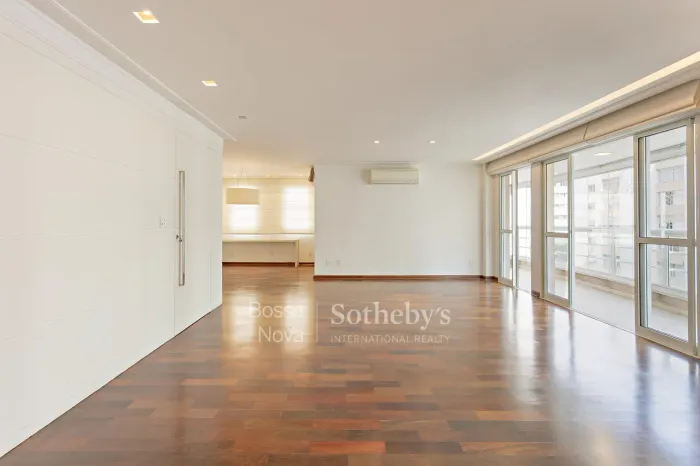 Apartamento com varanda e churrasqueira em região central do Itaim