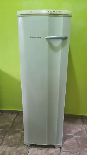 Freezer Vertical Electrolux FE26