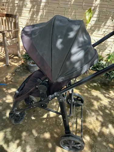 Carrinho de bebe com bebê conforto