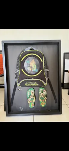 Item de colecionador - Moldura com mochila e chinelo do Ben 10
