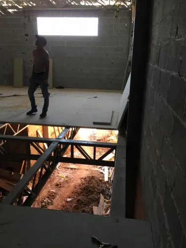 vendo mezanino reforçado estrutura de ferro p barracão. 8x20
