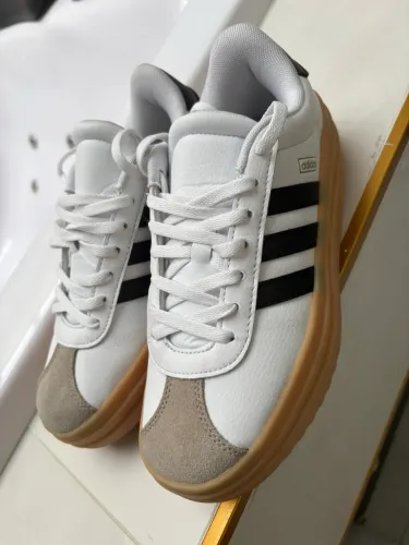 Tênis adidas