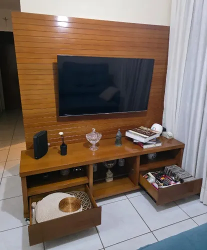 Painel de TV e Rack de chão de madeira