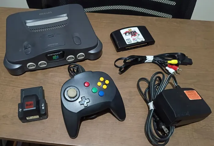 ? Nintendo 64 + FIFA 64 + Controle - R$ 450