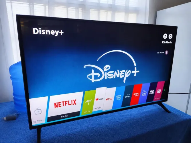 Smart TV LG 50 polegadas 4K ultra com vários aplicativos