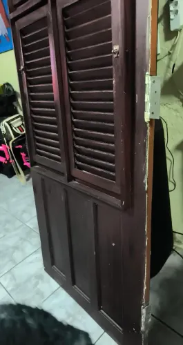 Porta com veneziana