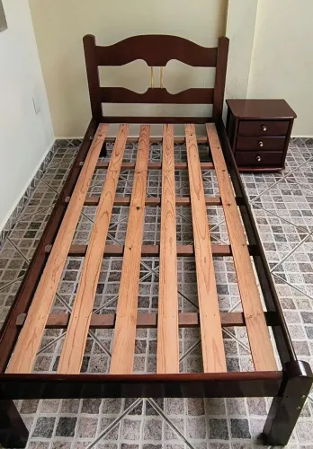 Cama de solteiro em madeira maciça + criado mudo com 3 gavetas