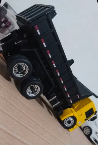 Miniatura caminhão bob caçamba