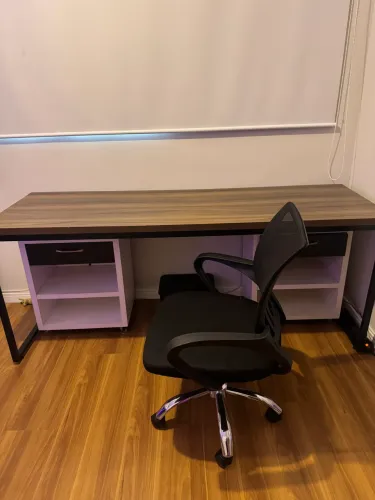 Mesa com Gaveteiros e Cadeira de Escritório 