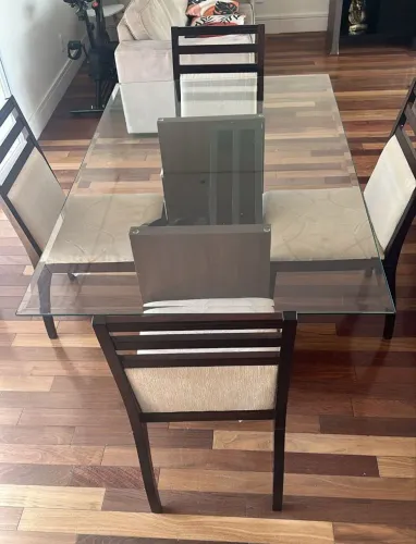 Mesa de Vidro com 4 Cadeiras e Sofá