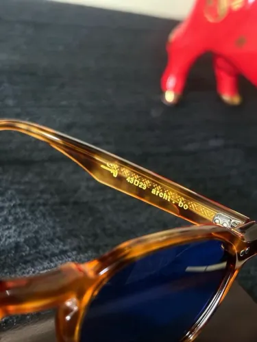 óculos de sol da marca zerezes, modelo archt, na cor tartaruga com lentes azuis.