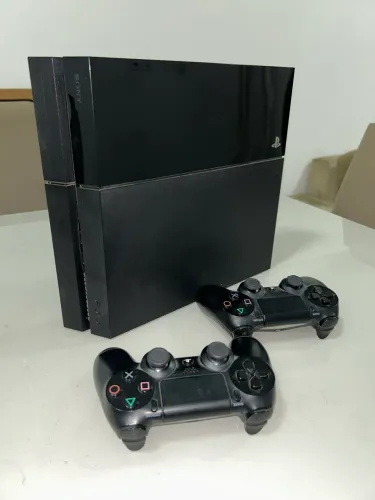 PlayStation 4 PS4 com dois controles e vários jogos