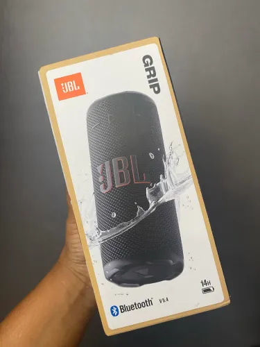 caixa de som Bluetooth portátil JBL Grip preta.