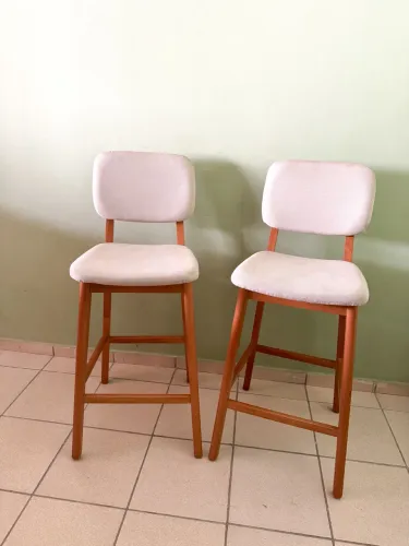 Banquetas em madeira