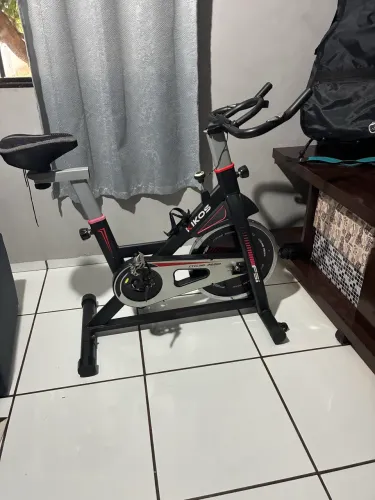 Bicicleta ergométrica preta e vermelha