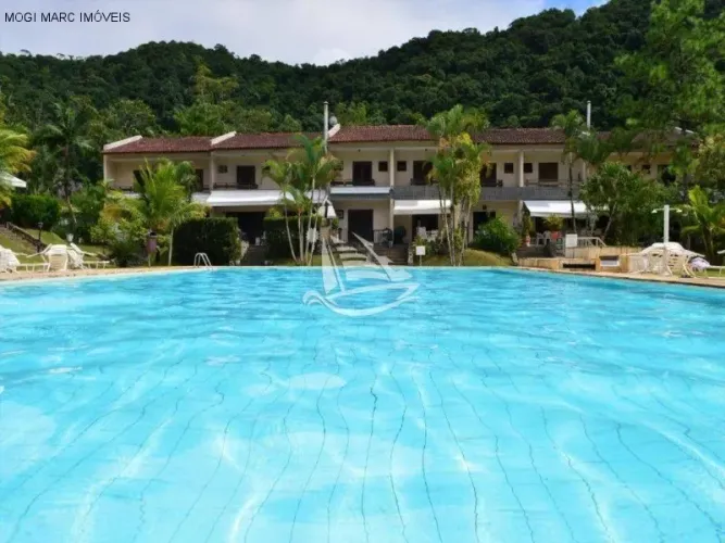 Apartamento duplex à venda em condomínio clube, área de preservação ambiental no Guarujá.
