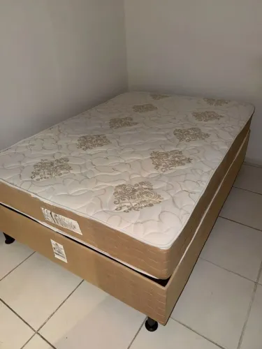 Cama semi nova