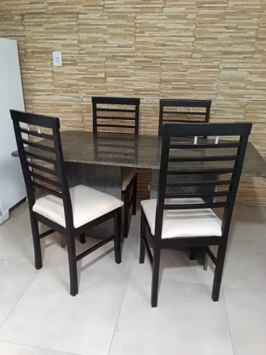 Vende-se uma mesa de granito com 4 cadeiras