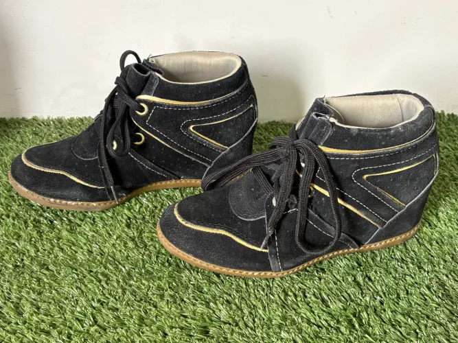 Tênis Usado Sneakers Preto e Dourado Feminino Moda Calçados Camurça com Salto