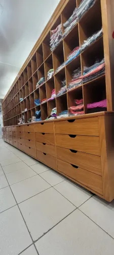 Prateleiras/Armário e Araras para loja de roupas