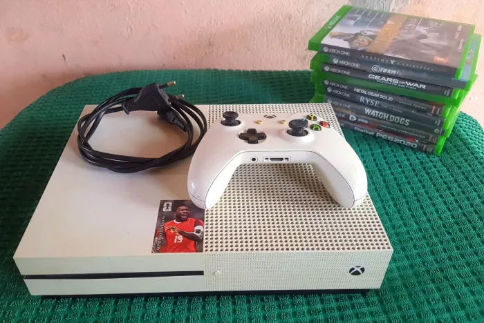 VENDO OU TROCO ESSE XBOX ONE S FUNCIONANDO PERFEITAMENTE