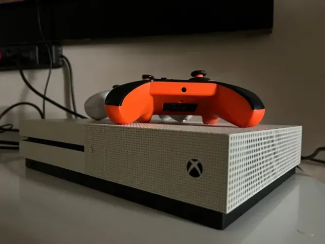 Xbox One 1TB + 2 Controles