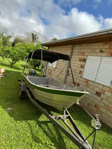 Barco alumínio, com motor 15 HP e reboque.