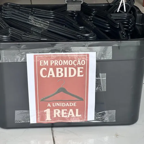 Cabides, a unidade a 1 real. 