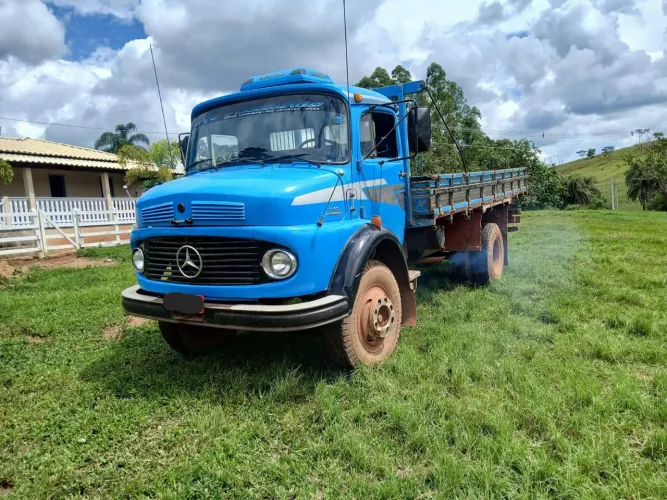 Caminhão Mercedes-Benz 1113 carroceria