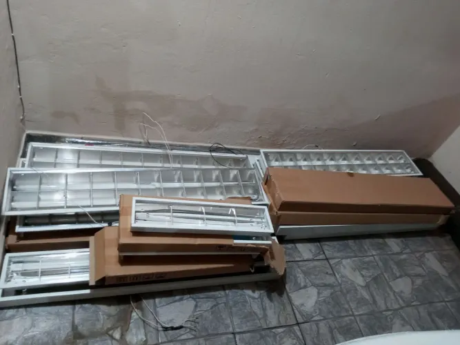 Moldura para lampada tubular