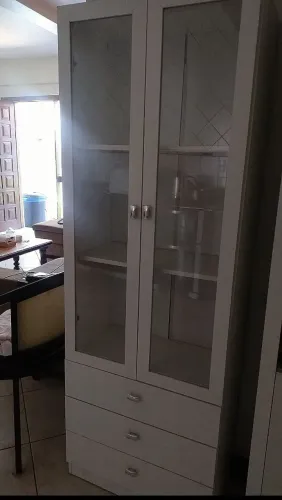 Cristaleira com Portas de Vidro e Gavetas