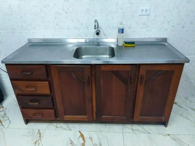 Conjunto de cozinha - pia com tampo de inox, cristaleira e balcão