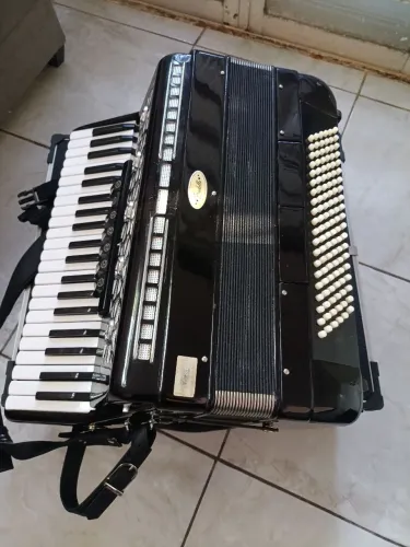Vende ou troca acordeon STRADELLA 120 baixos troca no teclado