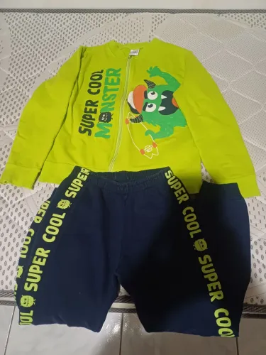 Vendo conjunto infantil moletom tamanho 08 anos menino, em ótimo estado de conservação 
