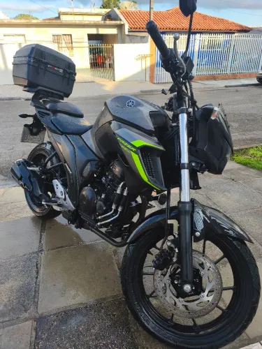 Fazer fZ25 cinza chumbo/ capacete LS2 novo vai junto, capacete tem caixa e nota.