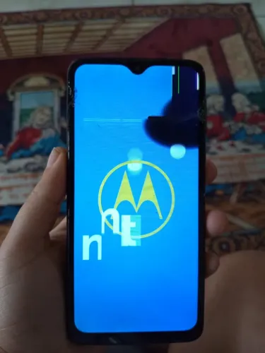 Vendo um celular com um pequeno detalhe na tela
