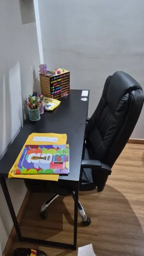 Escrivaninha com cadeira