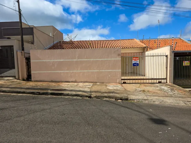 Casa residencial para alugar na região Leste de Londrina com 2 quartos.