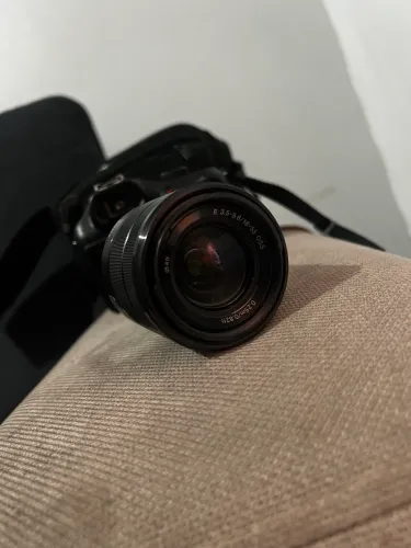 Câmera Sony A3000 Mirrorless - 21Mpx com lente do kit 18-55mm preta