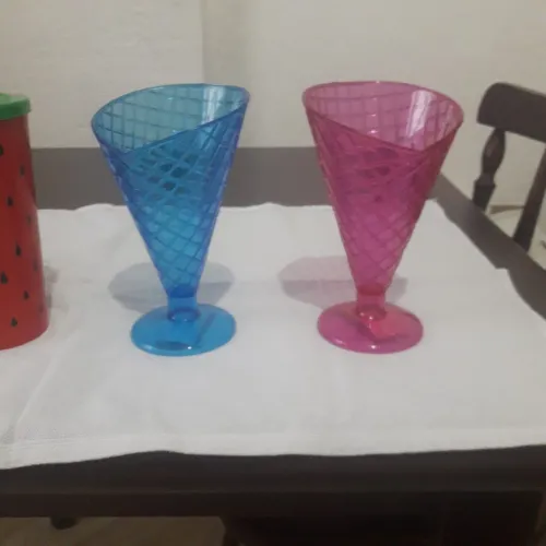 Lindos copos e taça de plástico 