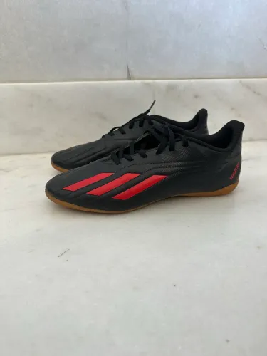 Chuteira preta e vermelha adidas tamanho 43 (calça 42). Usada apenas uma vez.