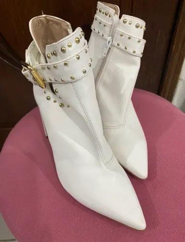 Vendo bota branca cano curto