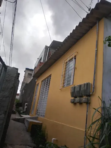 Vendo duas casas conjugadas, já alugadas, garantindo renda imediata para o comprador.
