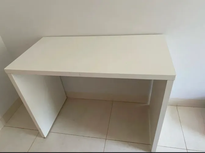Mesa de estudos + 2 Ninchos de parede