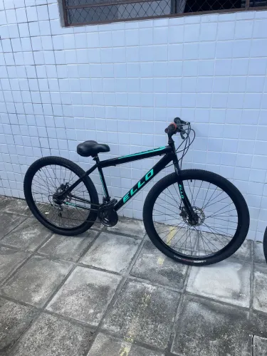 Duas bicicletas aro 26 com disco de freios nas rodas e de marcha