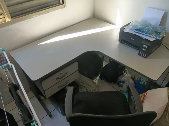 Mesa de Escritório L com 2 gavetas