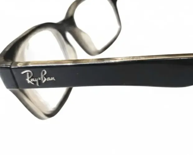 Armação de óculos ray-ban preta com incolor formato retangular