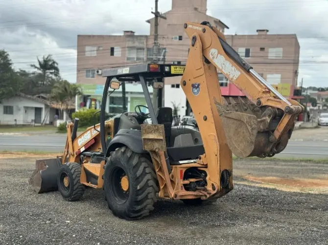 Retroescavadeira 580N TRAÇADA 4×4