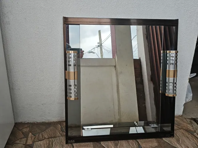 Espelho com luminária e moldura resistente muito bonito!