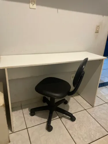 Mesa de Escritório com Cadeira